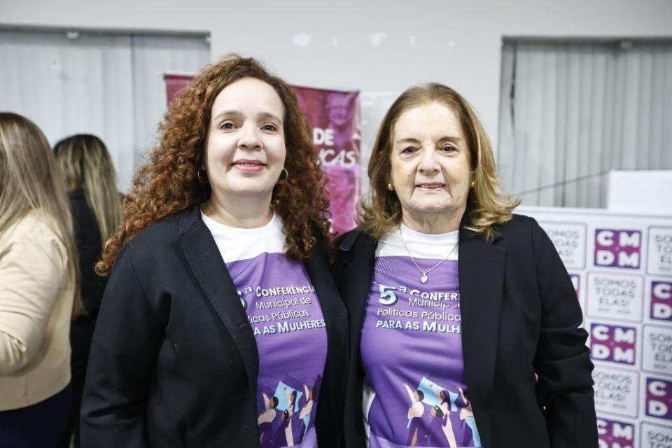 Juliana Monteiro, ex-secretária executiva, ao lado